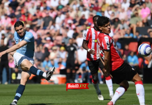 Pemain Man City mencoba melepaskan tembakan dari luar kotak penalti saat melawan southampton