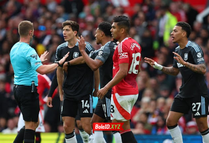 Pemain Aston Villa protes kepada wasit setelah gol Morgan Rogers dianulir pada pertandingan liga Inggris melawan Manchester united.
