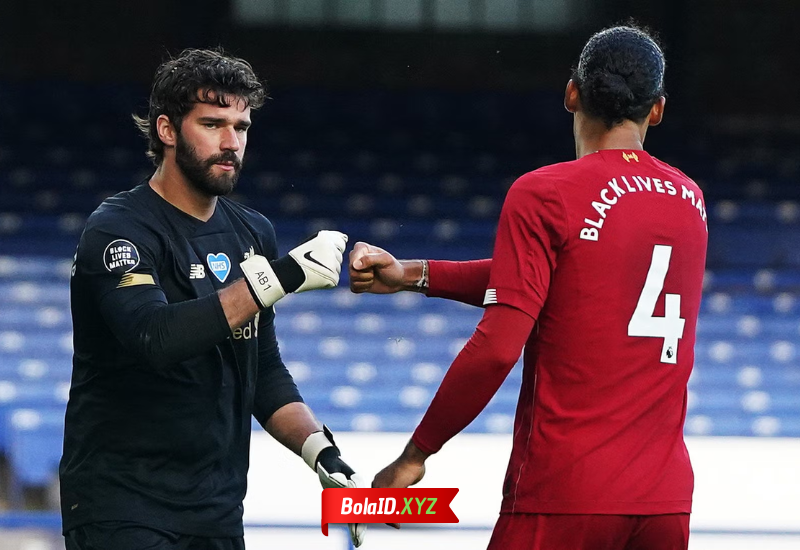 Virgil van Dijk dan Alisson Becker,dua pemain yang membawa Liverpool menjuarai Liga Champion dan Liga Inggris