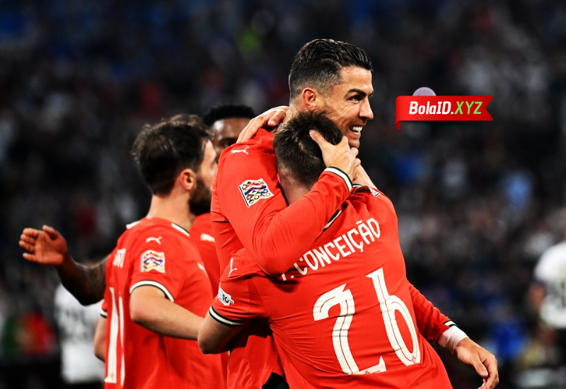 Cristiano Ronaldo memeluk rekannya setelah mencetak gol penentu kemenangan Portugal di Semifinal Uefa Nation 2025