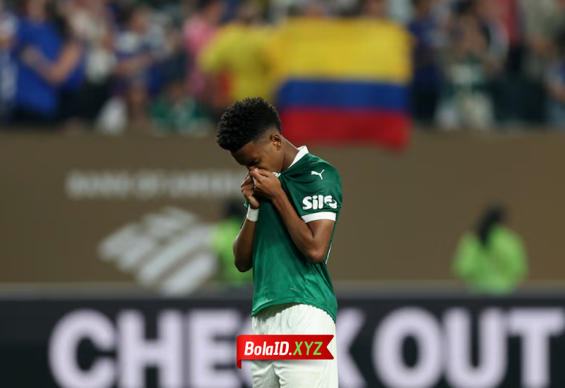 Bek Gustavo Gómez melakukan gol bunuh diri setelah gagal antisipasi Umpan silang dari Malo Gusto