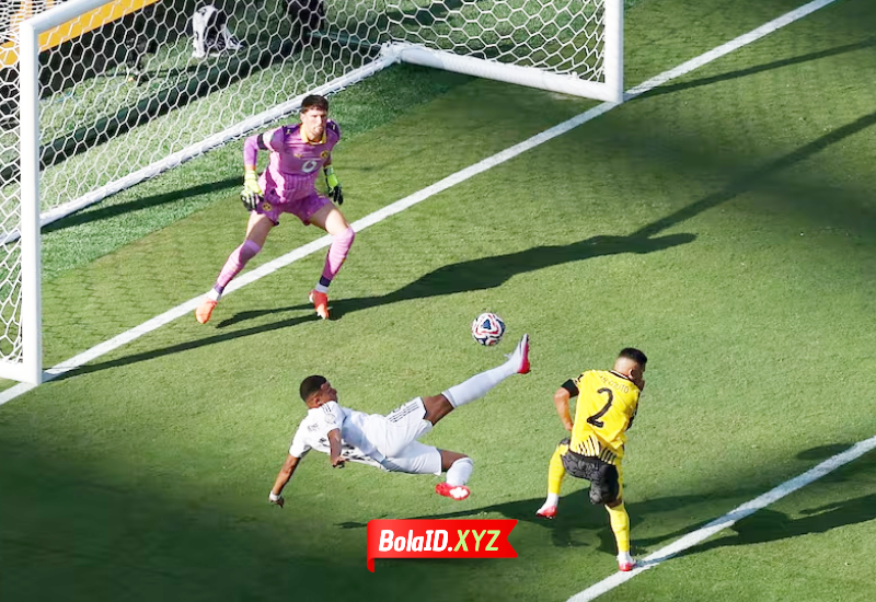 Kylian Mbappé mencetak gol spektakuler melalui tendangan salto