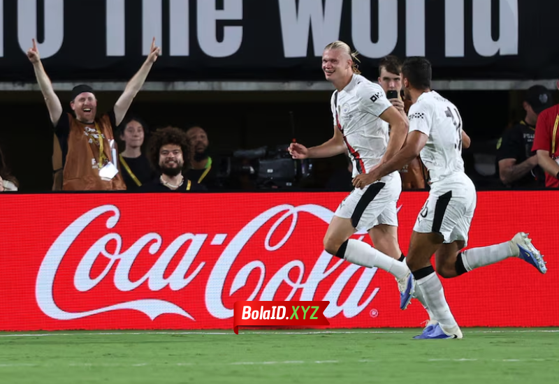 Haland merayakan golnya bersama Rodri usai mencetak gol di babak kedua melawan AL-Hilal.