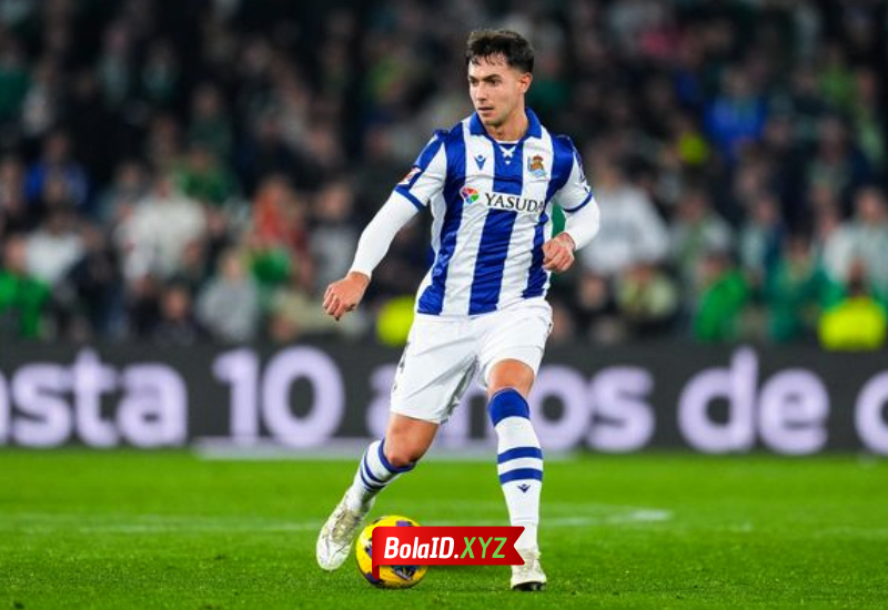 Martin Zubimendi milik Real Sociedad dianggap cocok mengisi ruang tengah Barcelona. 