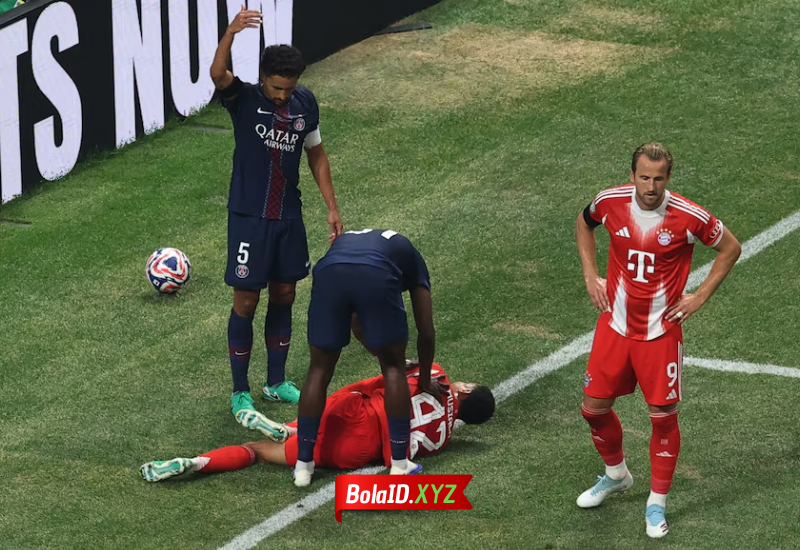 Jamal Musiala tampak mengerang kesakitan usai bertabrakan dengan kiper PSG
