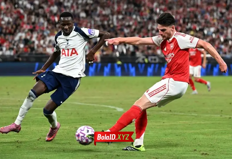 Pemain Arsenal ketika mencoba menembak ke gawang Tottenham